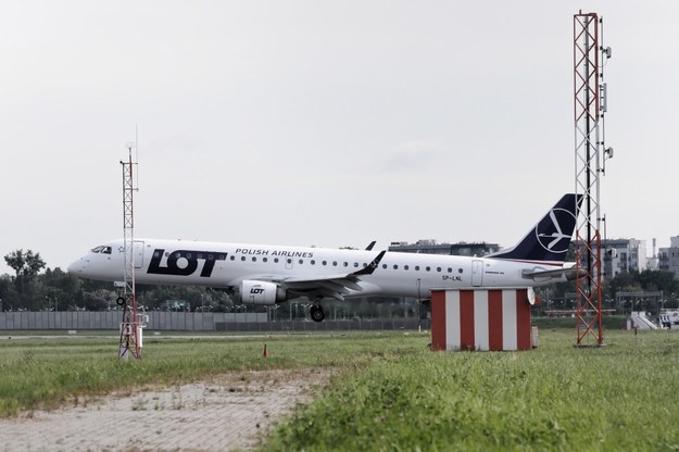 Samolot z pasażerami ewakuowanymi z Afganistanu na pokładzie na płycie lotniska Okęcie w Warszawie. Zdjęcie z 19 sierpnia / 	Paweł Supernak   /PAP