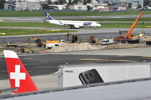 Samolot z pasażerami ewakuowanymi z Afganistanu na pokładzie na płycie lotniska Okęcie w Warszawie /Radek Pietruszka /PAP