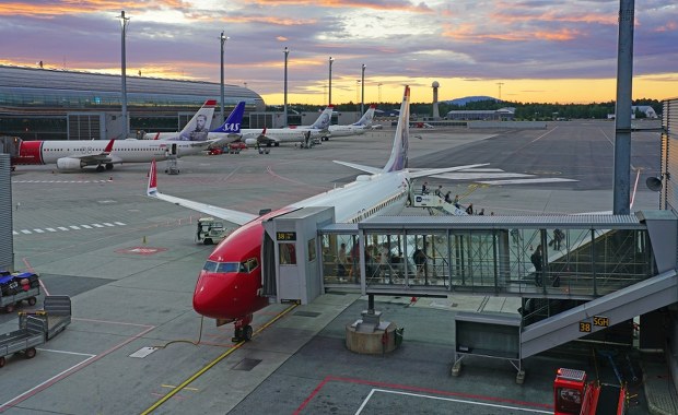 Samolot z Polski musiał czekać na lądowanie. Powodem drony