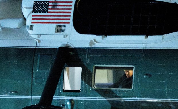 Samolot z Trumpem nagle zawrócony do bazy