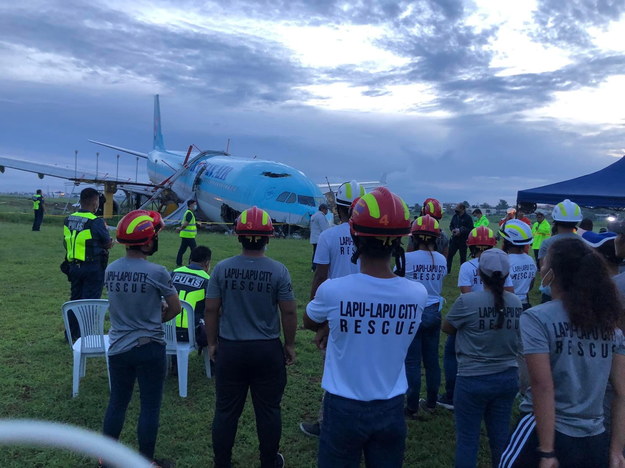 Samolot ze 173 osobami nie zmieścił się na pasie podczas lądowania /Lapu-Lapu City Rescue Unit / HANDOUT /PAP/EPA