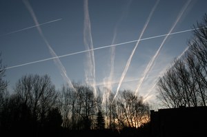 Samolotowe smugi chemiczne zagrożeniem? Powrót starego fake newsa