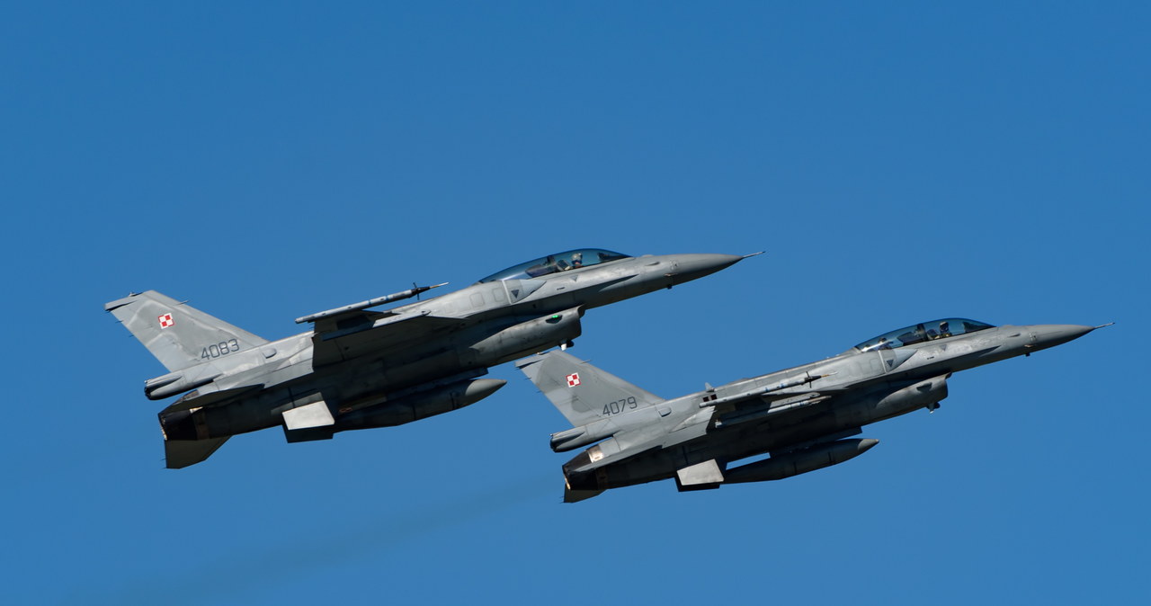 Samoloty F-16 z 31. Bazy Lotnictwa Taktycznego, podczas uroczystości powitania urny z prochami kpt. Kazimierza Spornego na płycie lotniska 31. Bazy Lotnictwa Taktycznego w poznańskich Krzesinach /Jakub Kaczmarczyk /PAP