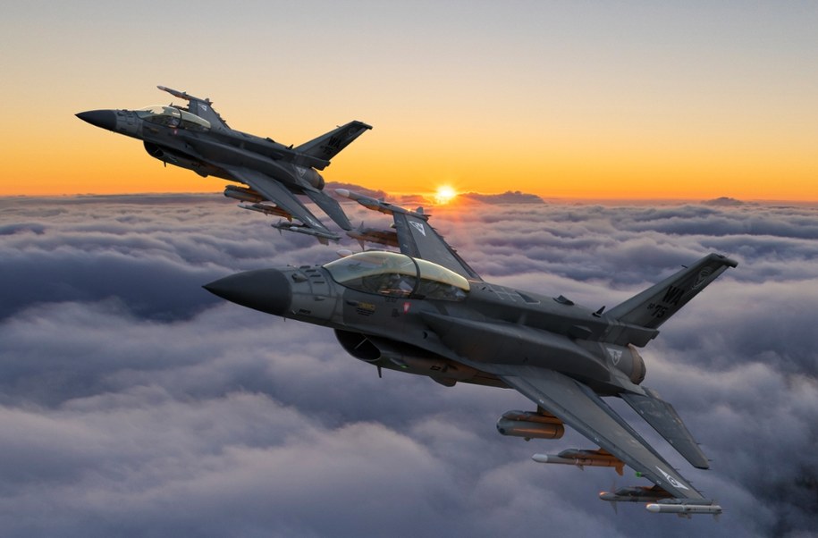 Samoloty F-16 /Shutterstock