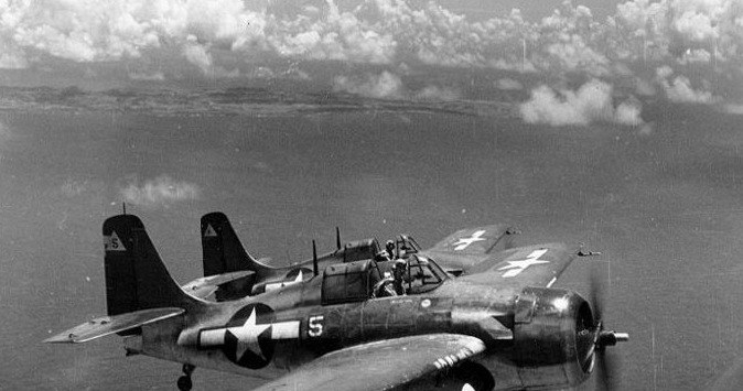 Samoloty FM-2 w locie nad Wyspami Mariańskimi 24 czerwca 1944 roku /YouTube