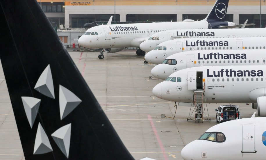 Samoloty Lufthansy na lotnisku we Frankfurcie nad Menem /RONALD WITTEK /PAP/EPA