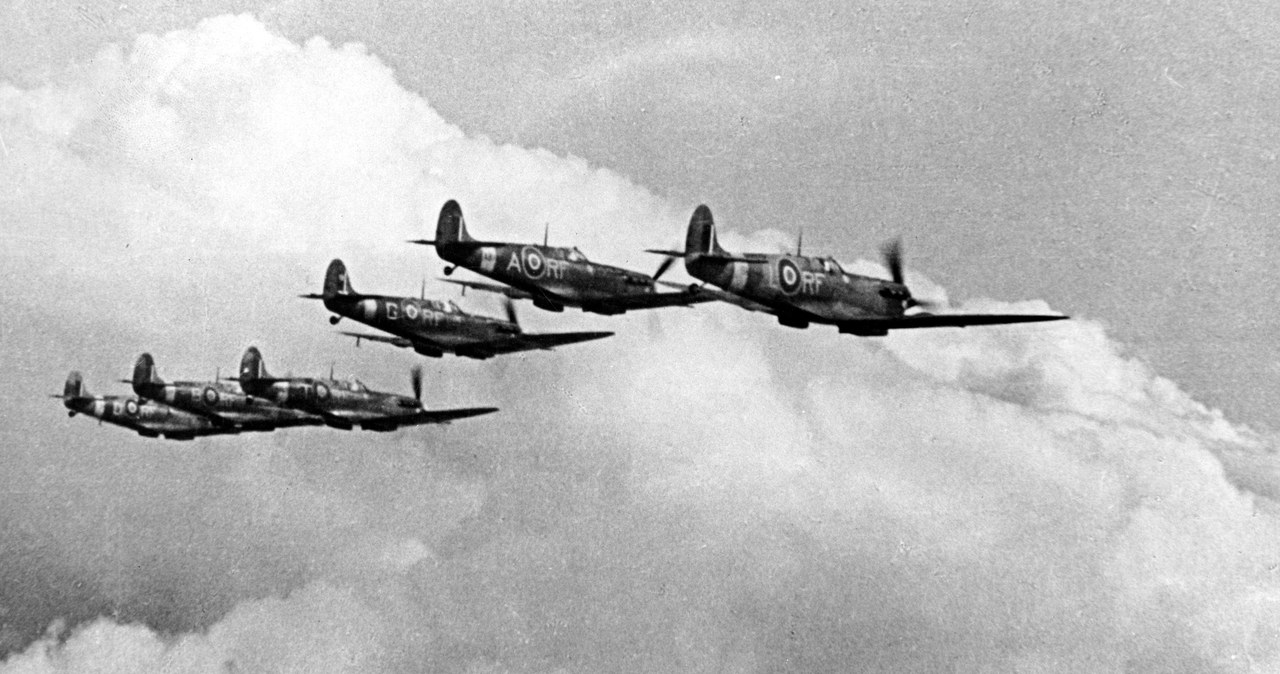 Samoloty "Spitfire" polskiego dywizjonu 303 w Wielkiej Brytanii, podczas lotu w szyku bojowym /Z archiwum Narodowego Archiwum Cyfrowego