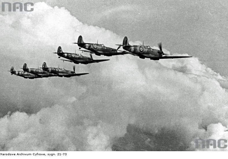 Samoloty "Spitfire" polskiego dywizjonu myśliwskiego 303 w Wielkiej Brytanii, podczas lotu w szyku bojowym /Z archiwum Narodowego Archiwum Cyfrowego