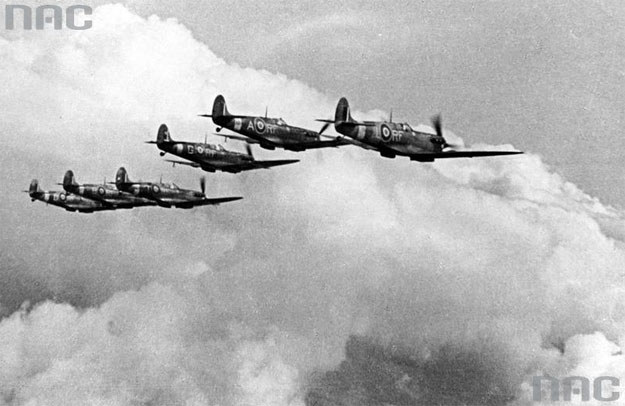 Samoloty "Spitfire" polskiego dywizjonu myśliwskiego 303 w Wielkiej Brytanii /Z archiwum Narodowego Archiwum Cyfrowego