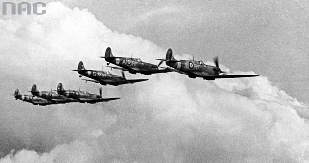 Samoloty "Spitfire" polskiego dywizjonu myśliwskiego 303 w Wielkiej Brytanii /Z archiwum Narodowego Archiwum Cyfrowego