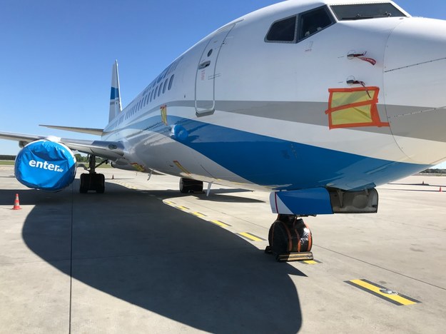Samoloty stoją uziemione, jeden obok drugiego, z charakterystycznymi foliowymi zabezpieczeniami na kołach i komorach silników. /Marcin Buczek /RMF FM