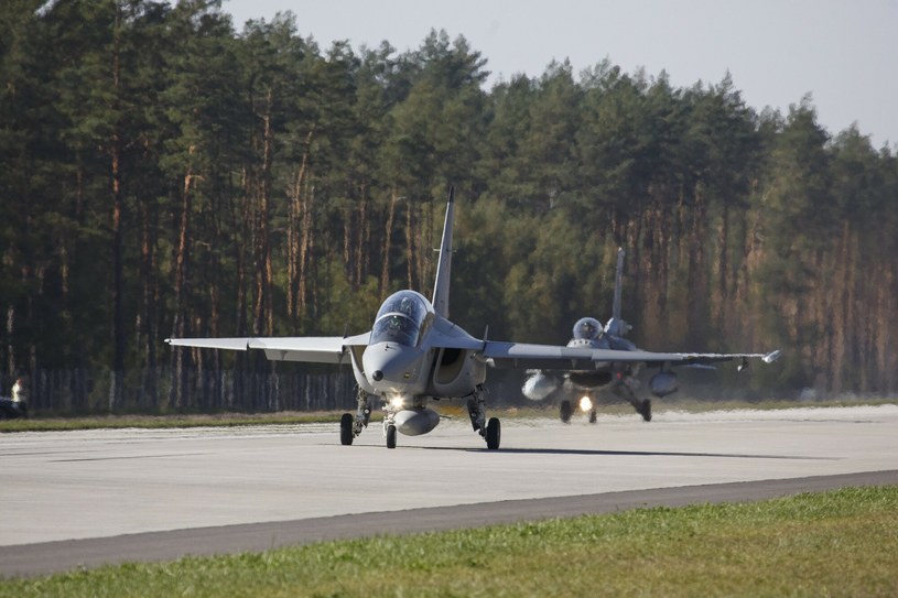 Samoloty wojskowe lądują na Mazurach. Kierowcy muszą jechać objazdem /MAREK MALISZEWSKI/REPORTER /East News