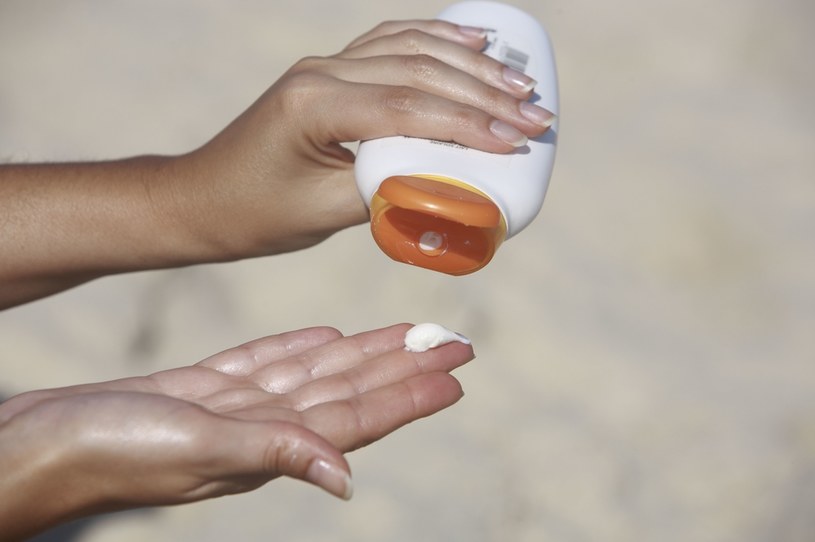 Samoopalacz nie chroni skóry przed promieniowaniem słonecznym. Istotne jest stosowanie kremów z filtrem /123RF/PICSEL