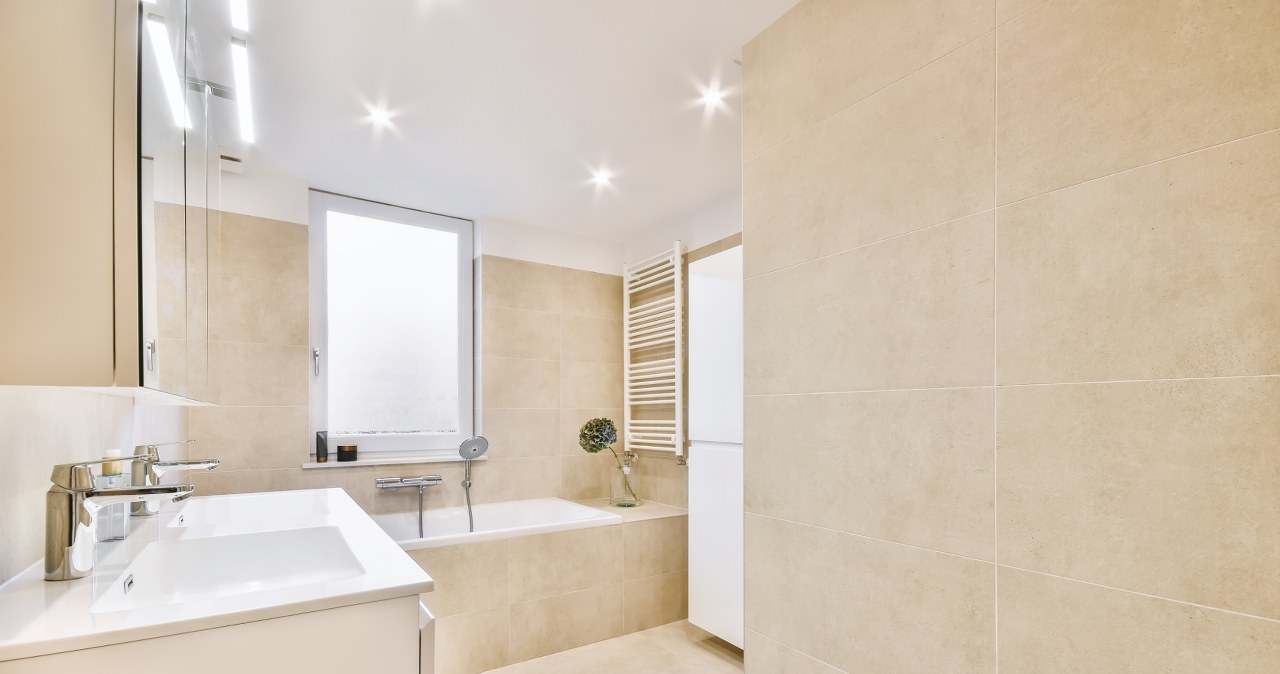 Samoprzylepne płytki winylowe - dlaczego mogą być lepszą opcją niż te klasyczne, gresowe? /123RF/Picsel, 123RF/Picsel /Pixel