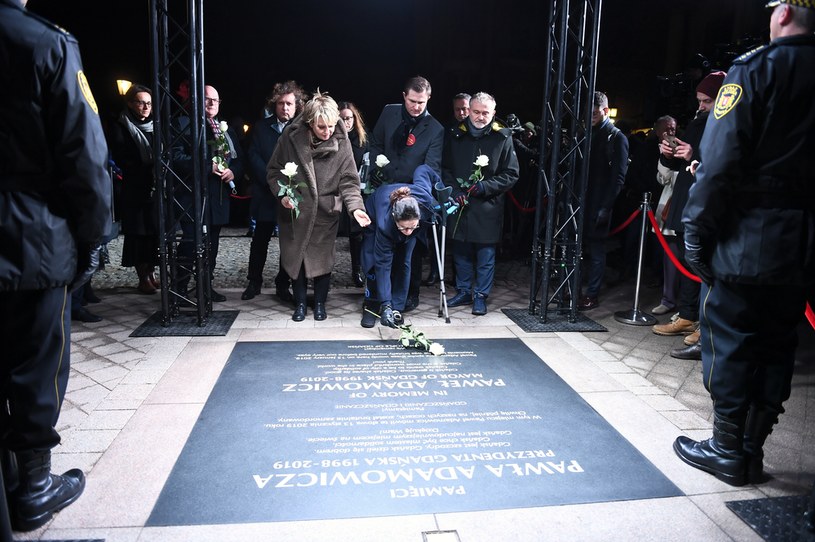 Samorządowcy składają kwiaty przy tablicy poświęconej Pawłowi Adamowiczowi /Marcin Gadomski /PAP