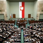 Samorządowcy tłumnie uciekają do parlamentu