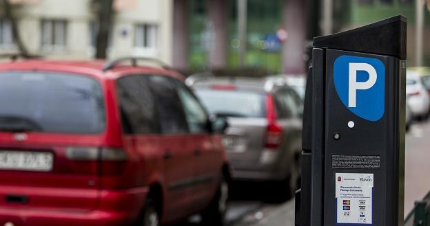 Samorządy ostrożnie podchodzą do podwyższania stawek parkingowych. Fot. Jakub Wosik /Reporter