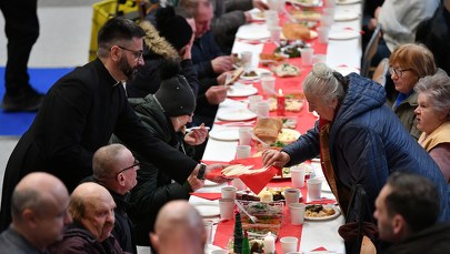 Samotni i bezdomni zasiedli przy wigilijnym stole