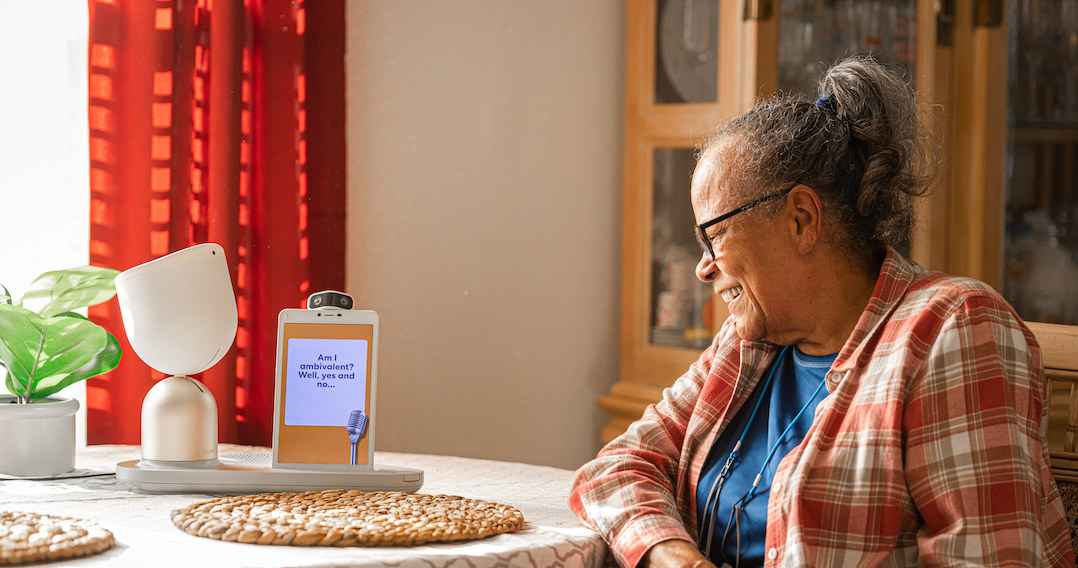 Samotni seniorzy w Nowym Jorku dzięki robotom ElliQ zaczęli częściej wychodzić z domu. Sprawił to system motywacji, o który dba sztuczna inteligencja  /foto: Intuition Robotics /domena publiczna
