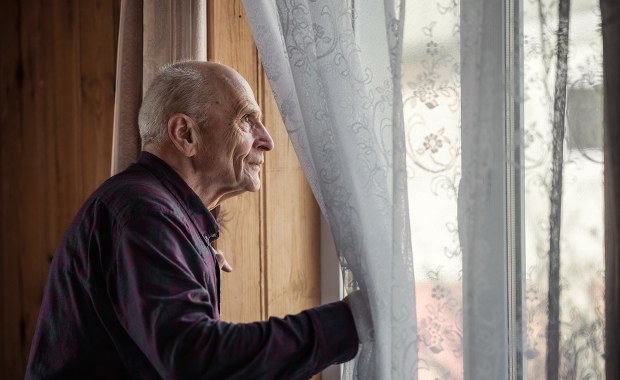 Samotność szkodzi pamięci, ale… nie tak, jak myślisz. Najnowsze badania zaskakują