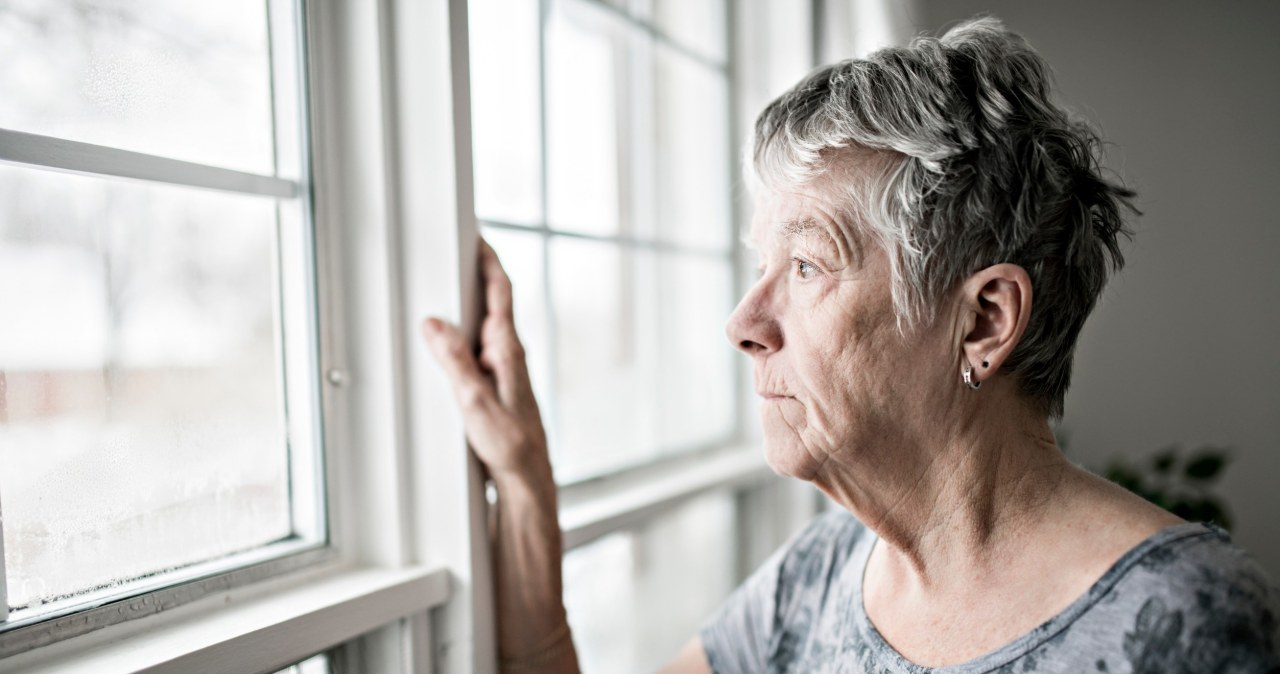 Samotność to nie tylko domena osób starszych. Coraz młodsi ludzie cierpią z jej powodu /123RF/PICSEL