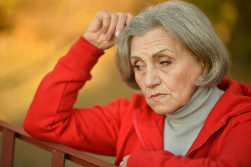 Samotność zwiększa ryzyko chorób sercowo-naczyniowych, a nawet skraca życie powodując przedwczesne starzenie /123RF/PICSEL