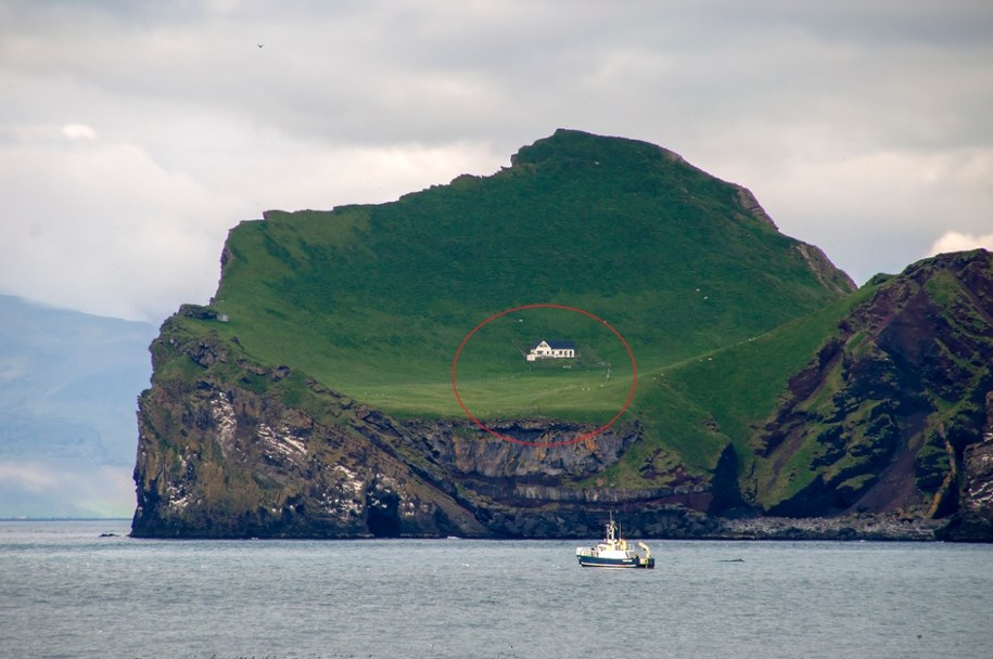 Samotny dom na islandzkiej wyspie Elliðaey /Shutterstock