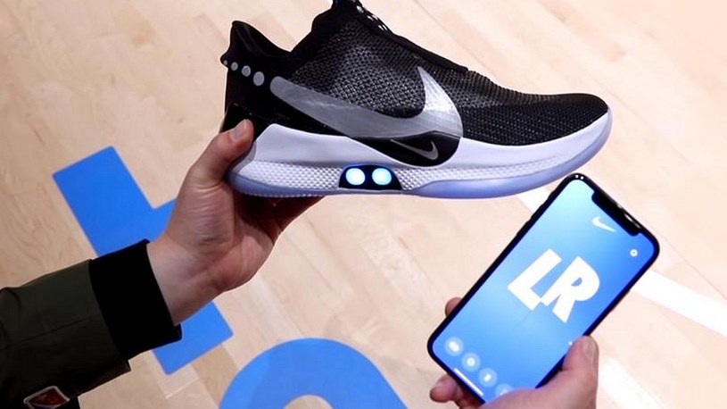 Samowiążące się buty sterowane za pomocą smartfona i model imitujący trawę od Nike /Geekweek