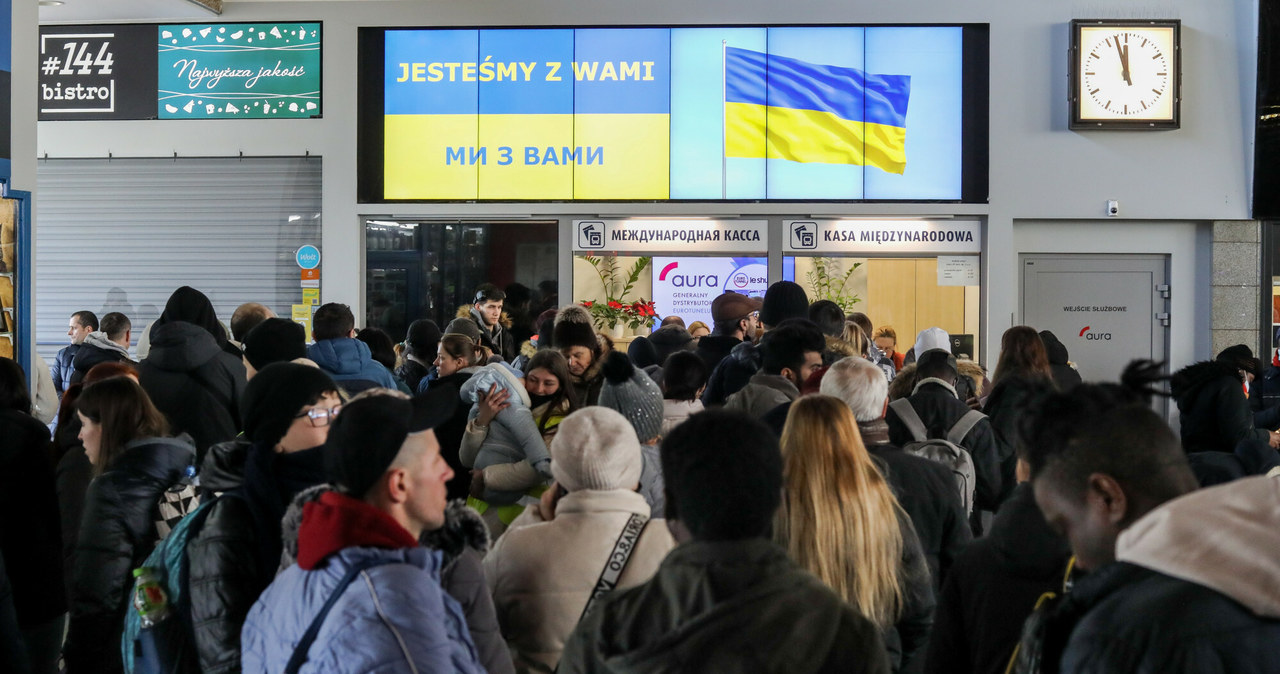 Samozwańczy pośrednicy chcą zarobić na Ukraińcach starających się o legalizację pobytu w Polsce /Fot Tomasz Jastrzebowski /Reporter
