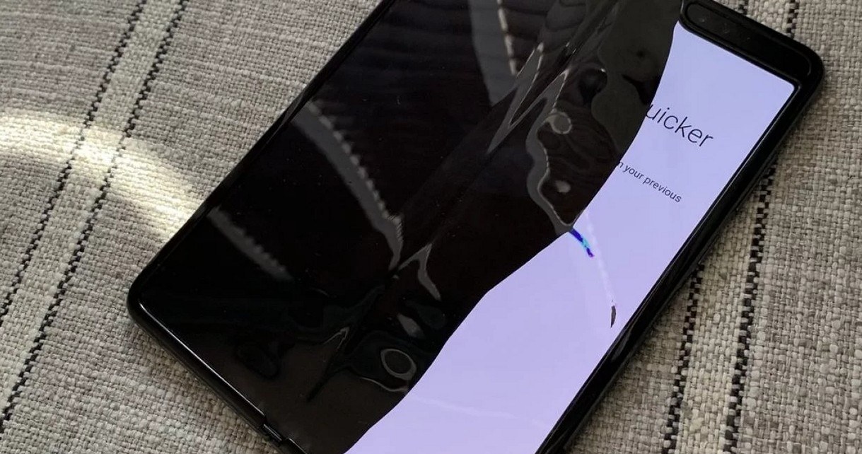 Samsung Galaxy Fold to porażka. „Wyświetlacz łamie się po jednym dniu” /Geekweek