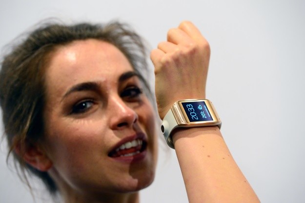 Samsung Galaxy Gear będzie dostępny także dla użytkowników innych smartfonów Samsunga /AFP