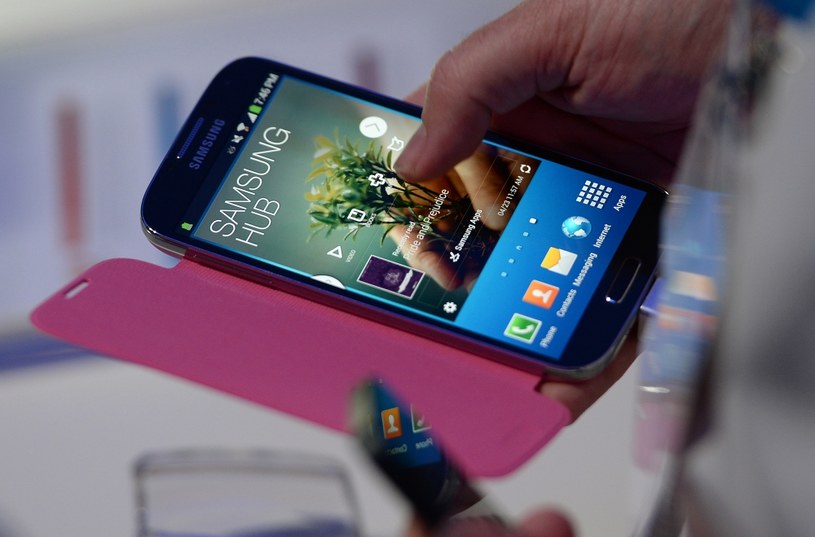 Samsung Galaxy S 4 - dla wielu osób to smartfon marzeń. Bez wątpienia stanie się on hitem także w naszym kraju /AFP