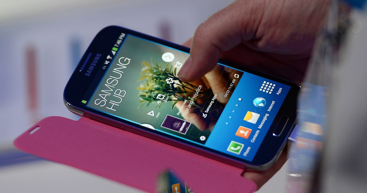 Samsung Galaxy S 4 - dla wielu osób to smartfon marzeń. Bez wątpienia stanie się on hitem także w naszym kraju /AFP