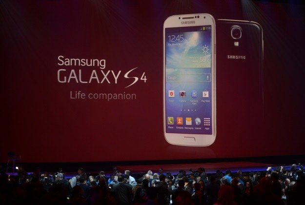 Samsung Galaxy S 4 nie różni się znacząco od poprzednika /AFP
