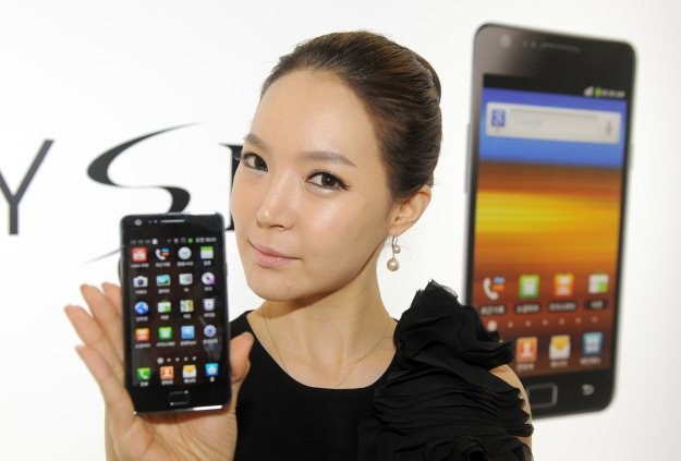 Samsung Galaxy S II - szalenie potężny i kosztujący ponad 2 tys. zł. Najlepszy na Androidzie /AFP