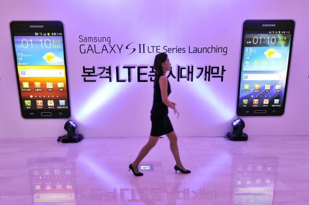 Samsung Galaxy S III jest jeszcze bardziej oczekiwany niż poprzednik /AFP