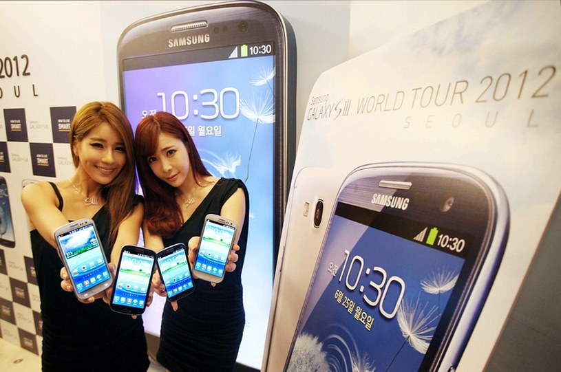 Samsung Galaxy S III - telefon roku także na targach MWC 2013 /AFP