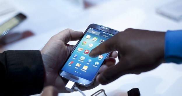 Samsung Galaxy S5 nie będzie miał fizycznego przycisku home? /AFP
