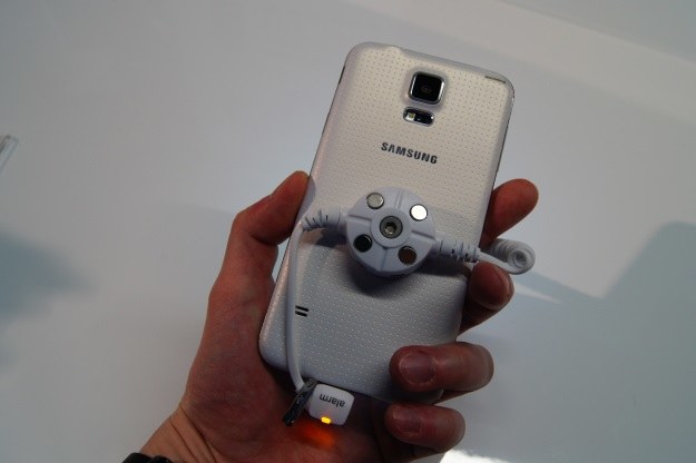 Samsung Galaxy S5 ze zmnienioną tylną klapą obudowy /INTERIA.PL