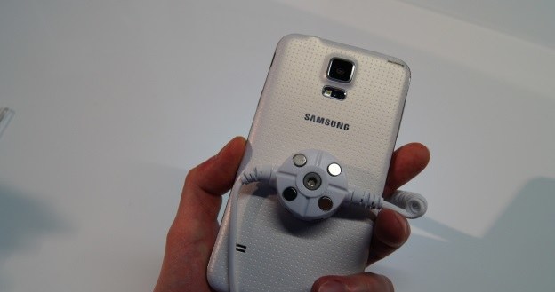Samsung Galaxy S5 ze zmnienioną tylną klapą obudowy /INTERIA.PL