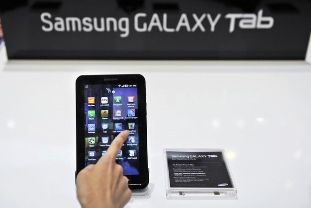 Samsung Galaxy Tab - teoretycznie konkurent iPada, ale cena onieśmiela /AFP