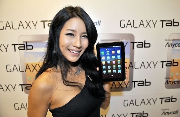 Samsung Galaxy Tab - udany debiut na rynku tabletów, ale dość drogi /AFP