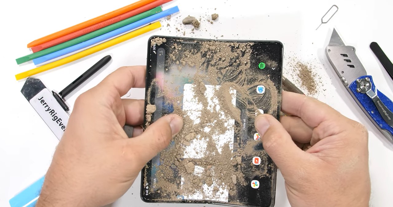 Samsung Galaxy Z Fold 3 jest o 80 proc. bardziej wytrzymały od poprzednika fot. JerryRigEverything /materiał zewnętrzny