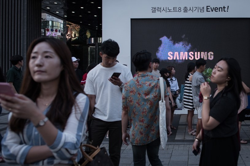Samsung poczeka z aktualizacją do 2018 roku /AFP