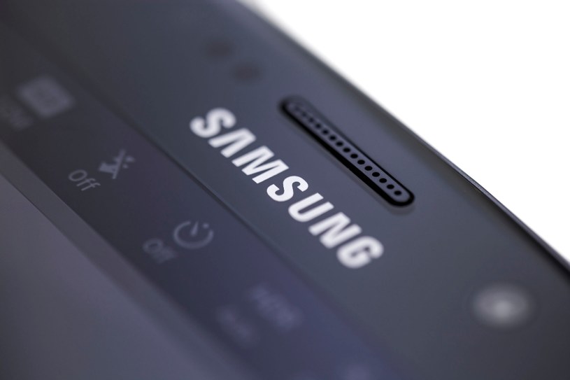 Samsung przygotowuje składanego smartfona /123RF/PICSEL