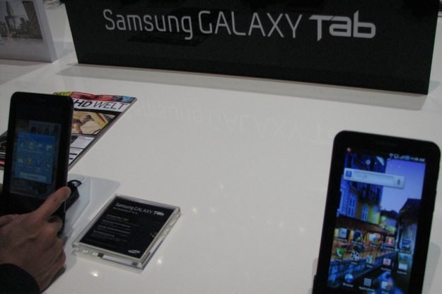 Samsung Tab przyciągał uwagę tłumów, ale czy przełoży się to na sprzedaż? /INTERIA.PL