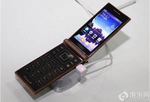 Samsung W2014, czyli smartfon z klapką za 5000 zł