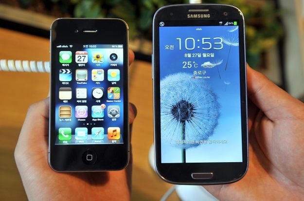 Samsung wyraźnie wyprzedza Apple pod względem liczby sprzedanych smartfonów /AFP