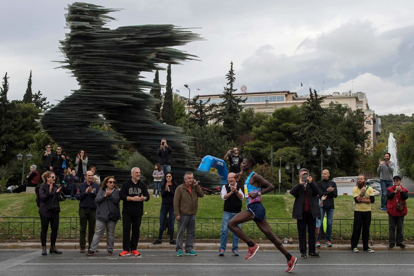 Samuel Kalalei biegnie po zwycięstwo w 35. Autentycznym Maratonie Ateńskim /AFP