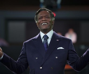 Samuel L. Jackson w scenie z filmu "RoboCop"